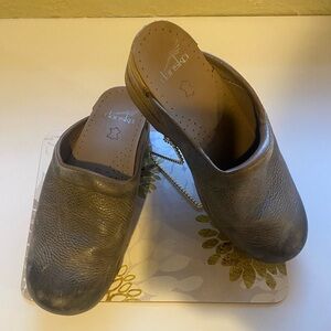 Taupe/metallic leather clogs, faux wood platform